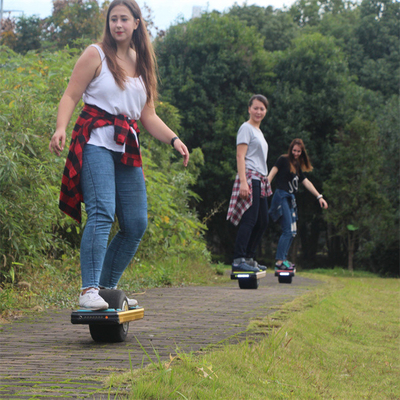 Automatyczna ręczna deska surfingowa Onewheel z jednym dużym kołem pośrodku