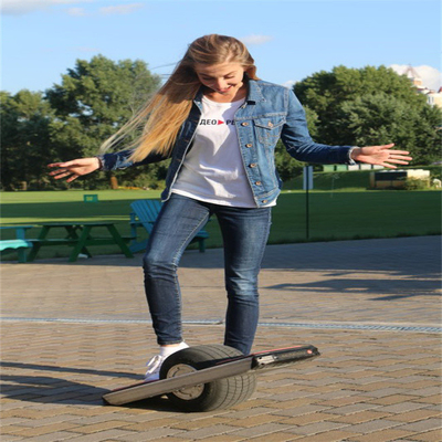 Elektryczna deska surfingowa Onewheel 18-25 km Ręczna deskorolka z jednym kołem z szyną ochronną